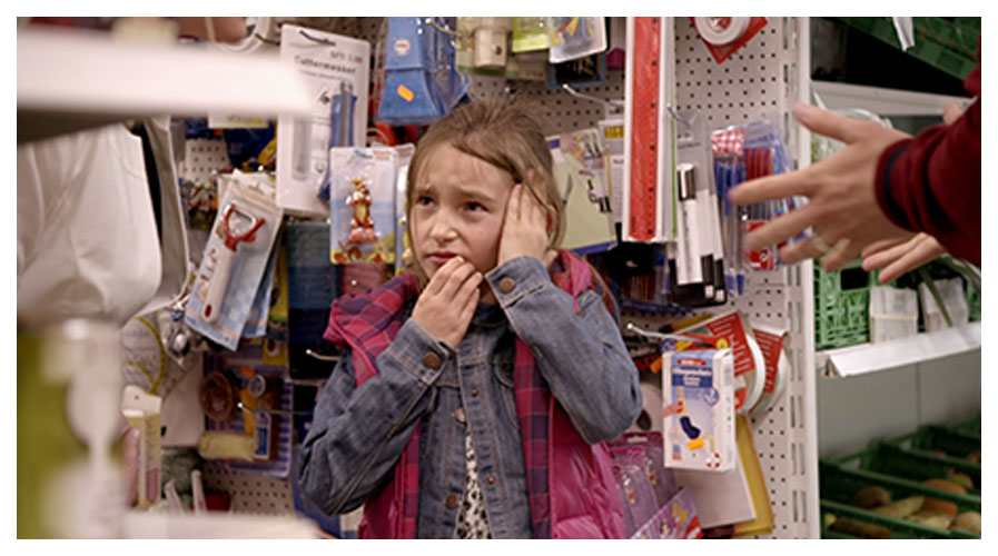 Petite fille dans un magasin