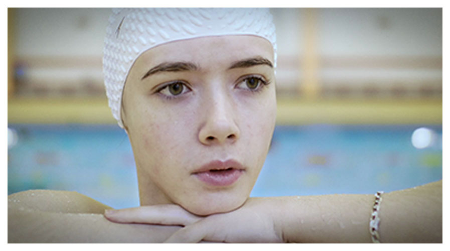 femme avec un bonnet de bain à la piscine