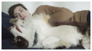 femme allongée avec un chien