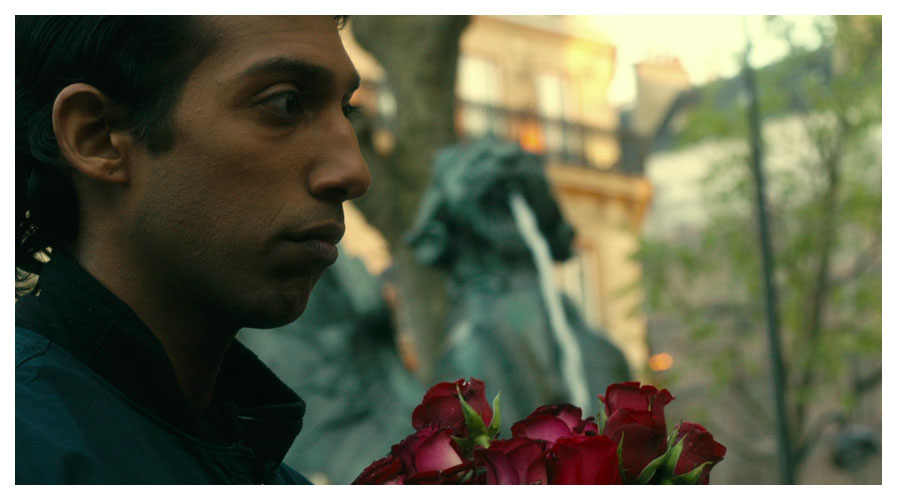 Homme qui tient des roses